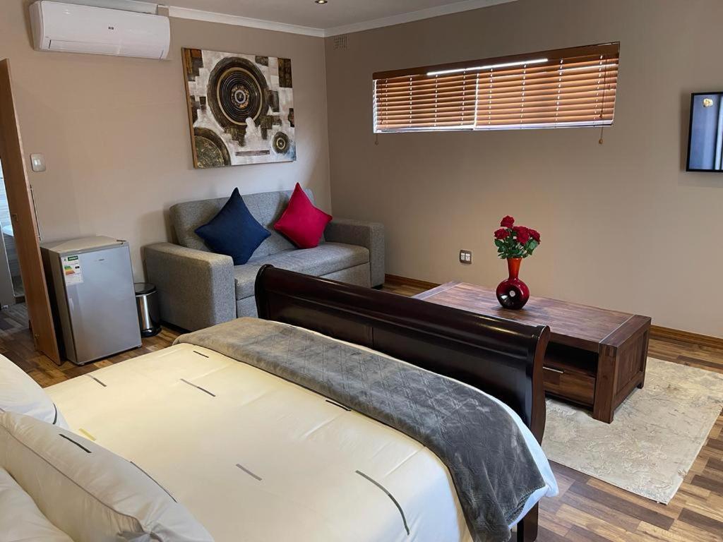 Thokomala Guest House Germiston Exterior photo
